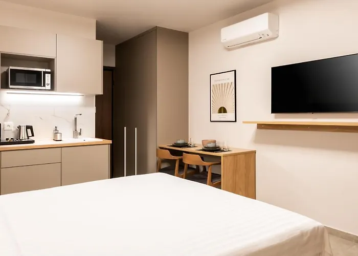 מלון דירות Empress Luxury Residences 4*