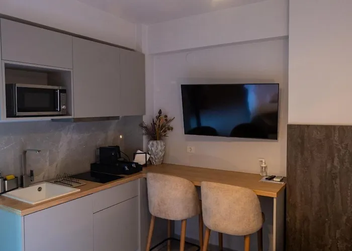 מלון דירות Empress Luxury Residences 4*