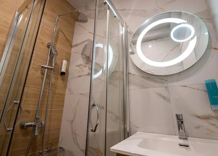 Empress Luxury Residences מלון דירות וולוס