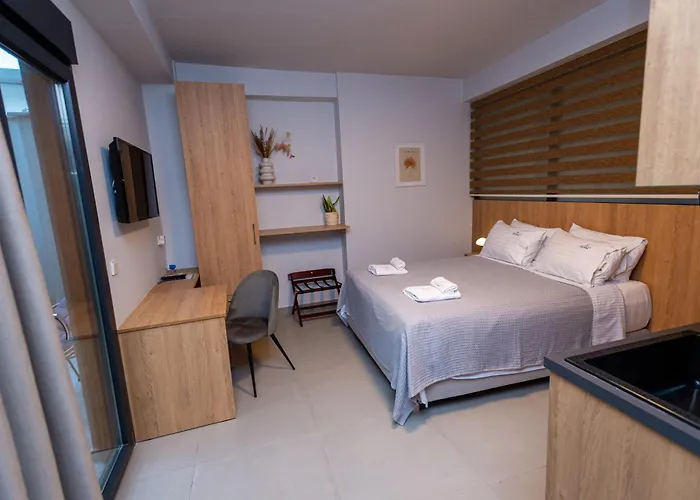 מלון דירות Empress Luxury Residences 4*